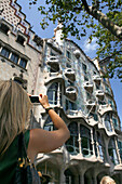 Tourist fotografiert Gaudi's Casa Batllo, Passeig de Gracia, Barcelona, Katalonien, Spanien