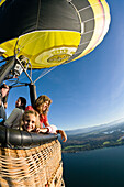Mutter und Kind genießen die Aussicht aus dem Heißluftballon, Fahrt mit dem Heißluftballon, Oberbayern, Bayern, Deutschland