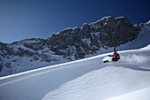 Snowboarder auf der Piste, Reutte, Tirol, Österreich