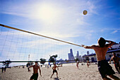Beachvolleyball, Impression am North Beach mit Skyline Chicago, Illinois, USA