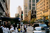 Stadtverkehr am Abend in Downtown Chicago, Illinois, USA
