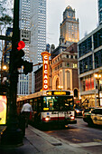 Stadtleben vor Chicago Theater, Chicago, Illinois, USA