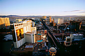 Blick über The Strip bei Sonnenuntergang, Las Vegas, Nevada, USA, Amerika
