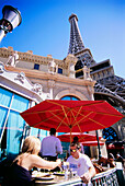 Paar isst im Außenbereich des Hotel und Casino Paris, Las Vegas, Nevada, USA, Amerika