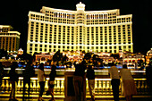 Zuschauer bei Nacht am Brunnen vor Hotel Bellagio, Las Vegas, Nevada, USA, Amerika