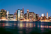 Blick nach Lower Manhattan bei Nacht, New York, USA, Amerika