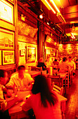 Innenansicht mit Gästen im Restaurant Hill Country, Manhattan, New York, USA, Amerika