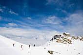 Gruppe Bergsteiger in einer Seilschaft wandern über Gletscher, Tierberglihütte, Berner Oberland, Kanton Bern, Schweiz