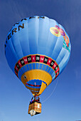 Ballonfahrt, Ballon in der Luft mit winkenden Passagieren in der Gondel, Montgolfiade in Bad Wiessee, Tegernsee, Oberbayern, Bayern, Deutschland
