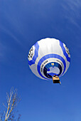 Ballonfahrt, Ballon in der Luft mit winkenden Passagieren in der Gondel, Montgolfiade in Bad Wiessee, Tegernsee, Oberbayern, Bayern, Deutschland
