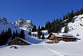 Tief verschneite Füssener Hütte, Tannheimer Berge, Allgäuer Alpen, Allgäu, Tirol, Österreich