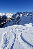 Skispuren im Schafkar mit Blick auf die Lechtaler Alpen, Tirol, Österreich