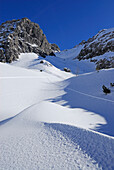 Schneebedecktes Kar mit Schneedünen unter den Schafalpenköpfen, Ochsenloch, Kleinwalsertal, Allgäuer Alpen, Allgäu, Vorarlberg, Österreich