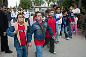 Eine Gruppe Jungen beim Eierlauf, Osterspiele, Ostern, Feier, Kathikas, Südzypern, Zypern