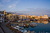 Kyrenia Hafen, Spiegelung im Wasser, Kyrenia, Girne, Nordzypern, Zypern