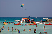 Leute beim Baden im Meer, Strand, Nissi Beach, Agia Napa, Südzypern, Zypern