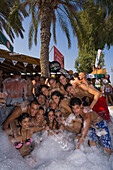 Eine Gruppe junge Leute beim Tanzen, Schaumparty, Nissi Beach, Agia Napa, Südzypern, Zypern