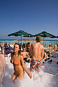 Eine Gruppe junge Leute beim Tanzen, Schaumparty, Nissi Beach, Agia Napa, Südzypern, Zypern