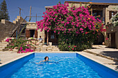 Eine Frau schwimmt im Pool, Traditionelles Ferienhaus mit Pool, Cyprus Villages, Tochni, bei Larnaka, Agrotourismus, Südzypern, Zypern