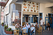 Einheimische vor einem Café, Kafenion, Kaffeehaus, Larnaka, Südzypern, Cyprus