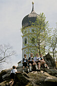 Fünf Jungen in Lederhosen vor einer Kirche in Holzhausen am Starnberger See, Kirchen in Bayern, Oberbayern, Bayern, Deutschland