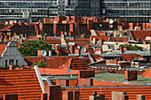 Rote Ziegeldächer im Stadtteil Neukölln, Berlin, Deutschland