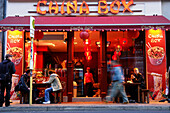 Passanten laufen an einem Chinesischem Restaurant vorbei, Berlin, Deutschland