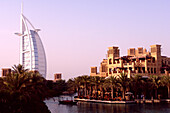 Burj al Arab und Madinat Jumeirah mit Hotel Mina A Salam, Dubai, Vereinigte Arabische Emirate, VAE