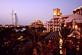 Hotel Al Qasr, Madinat Jumeirah, Burj al Arab im Hintergrund, Dubai, Vereinigte Arabische Emirate, VAE