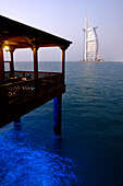 Hotel Al Qasr restaurant pier, Madinat Jumeirah, Burj al Arab im Hintergrund, Dubai, Vereinigte Arabische Emirate, VAE