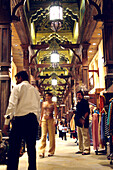 Menschen auf dem Markt Souk, Dubai, Vereinigte Arabische Emirate, VAE