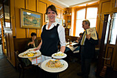 Kellnerin mit traditionellem Essem, Gaststätte Harmonie, Altstadt, Bern, Schweiz