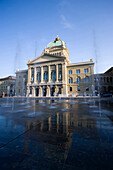 Fontaine und Wasserspiele vor dem Bundeshaus, Bundesplatz, Altstadt, Bern, Schweiz