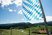 Winkelmoosalm mit Bayrischer Flagge, Landschaften in Bayern, Chiemgau, Bayern, Deutschland
