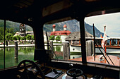 St. Bartholomä, eine Wallfahrtskapelle am Westufer des Königssees, vom Boot aus fotografiert, Berchtesgadener Land, Bayern, Deutschland