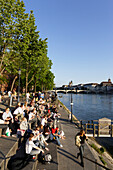 Leute entspannen sich entlang der Uferpromenade, Rhein, Riviera Klein-Basel, Schweiz
