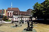 Jean Tinguely Brunnen mit maschinenähnlichen Skulpturen, Theaterplatz, Basel, Schweiz