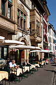 Leute im Restaurant Zum Braunen Mutz, Barfüsserplatz, Basel, Schweiz