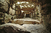 Innenraum der Naveta des Tudons , prähistorisches Monument aus der Talayot-Kultur. Ciutadella. Menorca, Baelaric-Inseln. Spanien