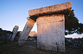 Taula (Tisch), prähistorisches Bauwerk. Talatí de Dalt. Menorca, Balearische Inseln. Spanien