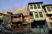 Typische Straße mit Burg (Karahisar) im Hintergrund. Afyon. Westanatolien. Türkei