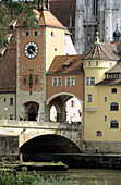 Steinerne Brücke mit Brückenturm, Regensburg, Bayern, Deutschland