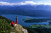 Menschen auf dem Herzogstand betrachten die Aussicht, Blick zum Walchensee, Bayern, Deutschland