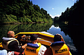 Menschen fahren mit dem Motorboot auf dem Wanganui Fluss, Nordinsel, Neuseeland
