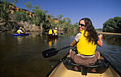 Gäste der Wrotham Park Lodge beim Kanufahren auf dem Mitchell River, Queensland, Australien