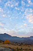 Berglandschaft mit Wolkenstimmung im Morgenlicht, Zelten, Sayh Plateau, Hajjar Gebirge, Kashab, Khasab, Musandam, Oman