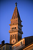 Die Küstenstadt Piran mit der Pfarrkirche des St. Georg, Slowenien