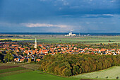 Dorf bei Hannover, Farbrik im Hintergrund, Niedersachsen, Deutschland