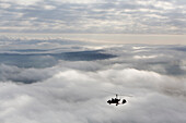 Gyrocopter über den Wolken, Niedersachsen, Deutschland