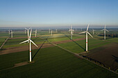 Windräder in Felderlandschaft, Region Hannover, Niedersachsen, Deutschland